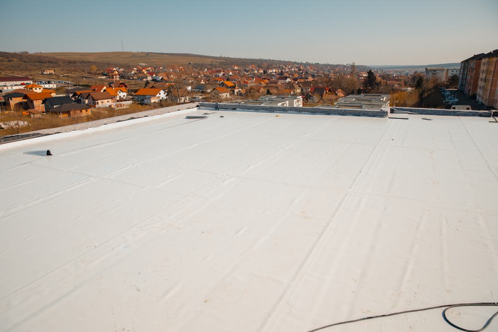 plat dak met witte dakbedekking
