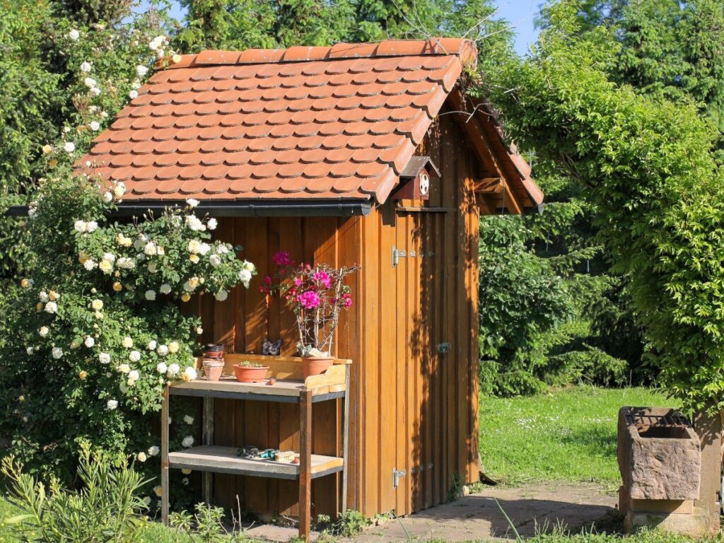 tuinhuis met dakpannen op dakplaten